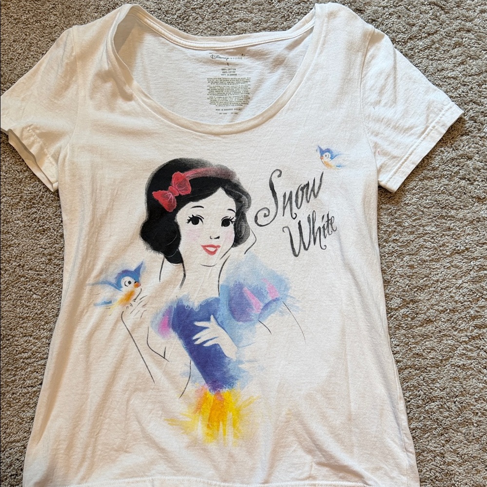 Disney White Snow White Scoop Neck Short Sleeve Tee